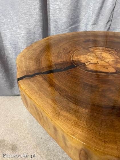 Ręcznie wykonany drewniany stół z orzecha
