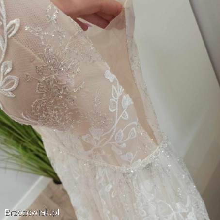 Koronkowa suknia ślubna z welonem