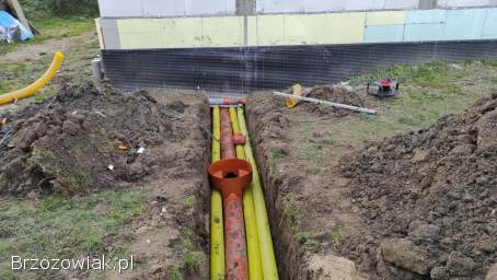Wykonanie podłączeń studni,  wodociągów,  gazu,  kanalizacji,  koparka