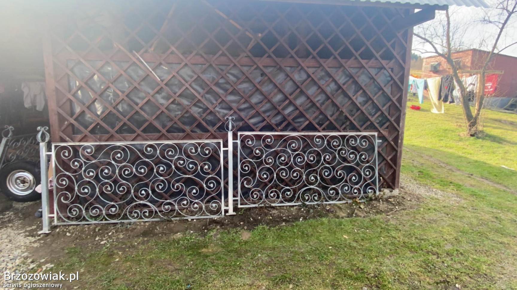 Kute przęsła ogrodzeniowe że słupkami.