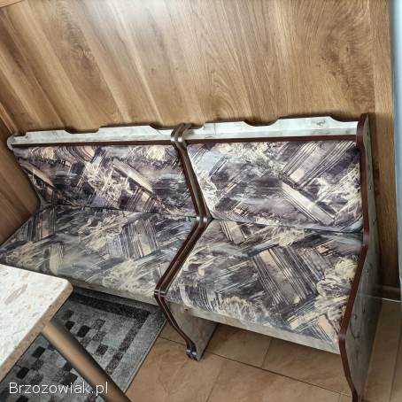 Narożnik kuchenny,  stół i dwa krzesła