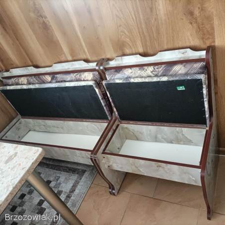 Narożnik kuchenny,  stół i dwa krzesła