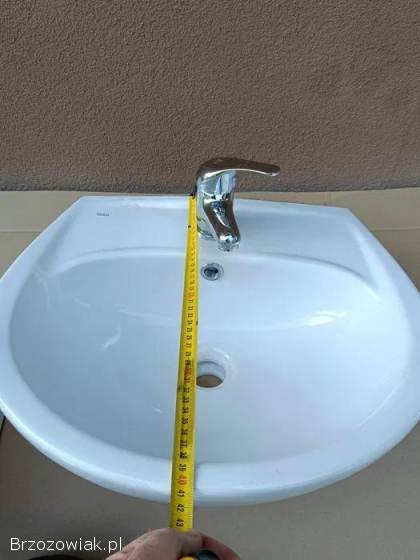 Umywalka z baterią.