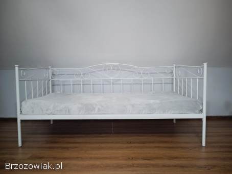 Metalowe łóżko