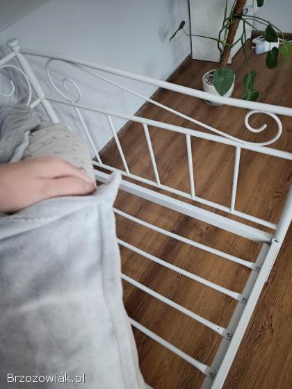 Metalowe łóżko
