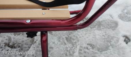 Sanki metalowe z oparciem i pchaczem z zapięciem.