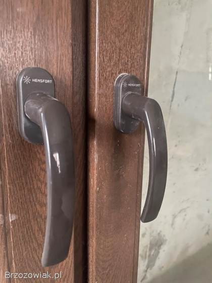 Okno brązowe z remontu plastikowe