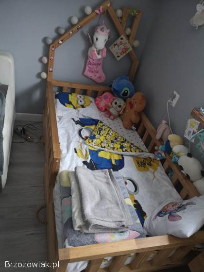 Łóżko dziecięce drewniane domek z szufladami i materacem