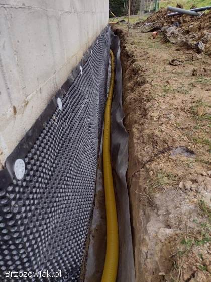 Izolacje fundamentów,  odwodnienia,  przyłącza wod-kan gaz,  podbudowy pod drogi.