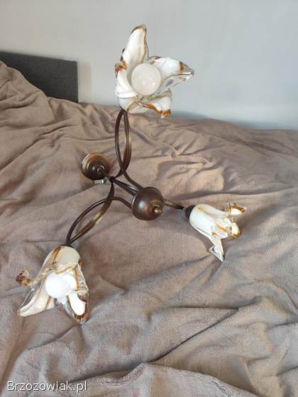 Trójgłowy żyrandol kwiaty