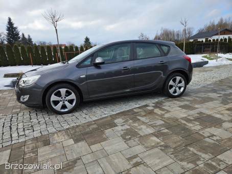 Opel Astra J 2011