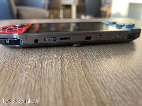 Konsola do gier czerwono -  niebieska