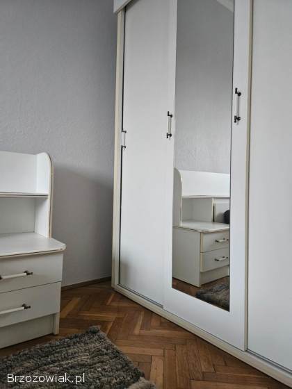 Sypialnia łóżko z nakastlikami Szafa toaletka materac