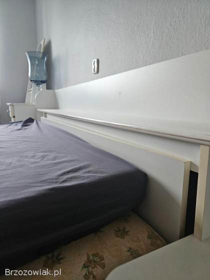 Sypialnia łóżko z nakastlikami Szafa toaletka materac