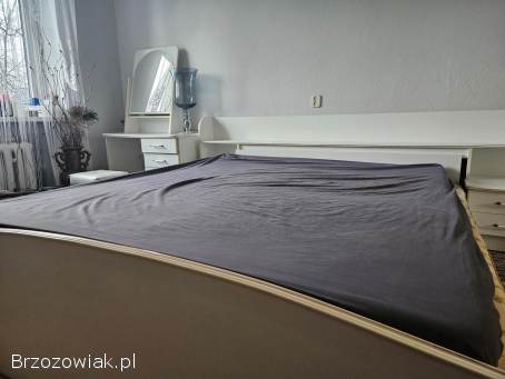 Sypialnia łóżko z nakastlikami Szafa toaletka materac