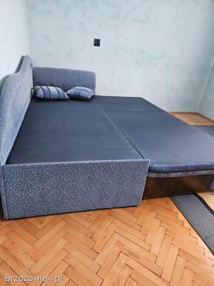 Łóżko rozkladane dywan lampa