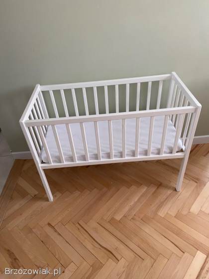 Łóżeczko białe.