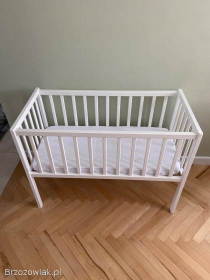 Łóżeczko białe.