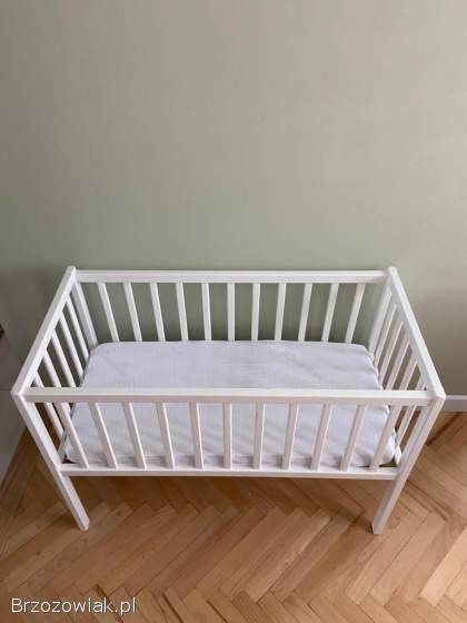 Łóżeczko białe.