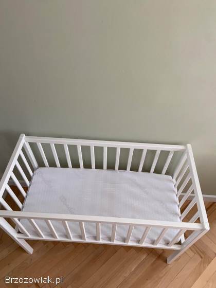 Łóżeczko białe.