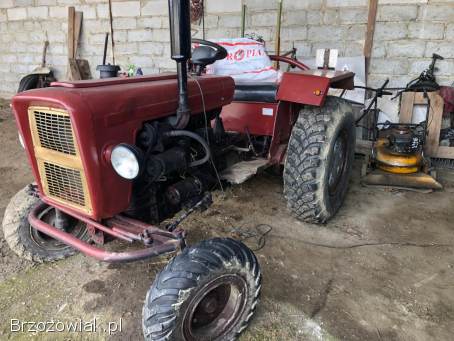 Czerwony sam ciągnik