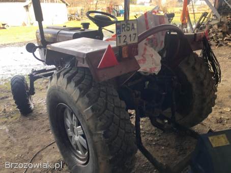 Czerwony sam ciągnik