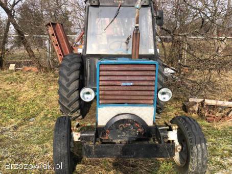 Niebieski ciągnik fiat