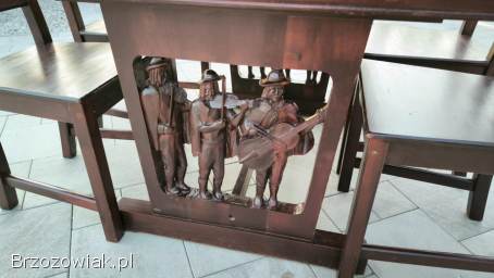 Meble z rzeźbami góralskimi