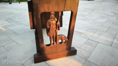 Meble z rzeźbami góralskimi