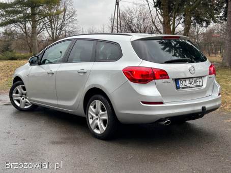 Opel Astra Sports Tourer 2010