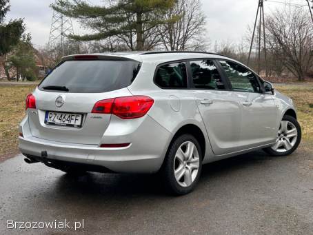 Opel Astra Sports Tourer 2010