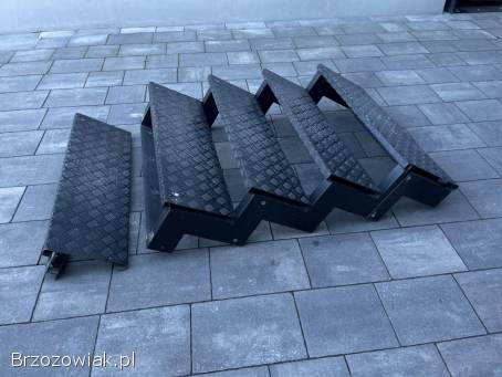 Schody z grubej stali czarne