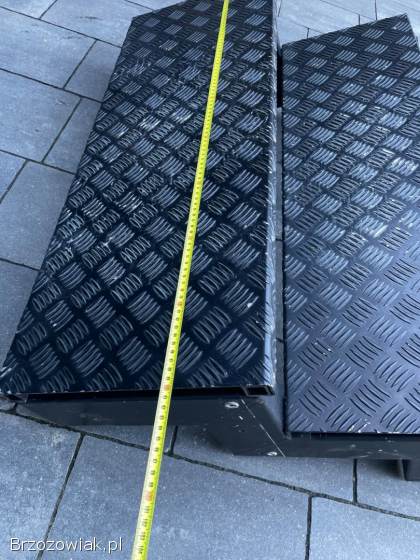 Schody z grubej stali czarne