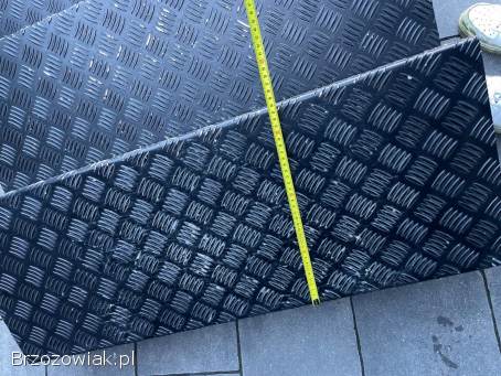 Schody z grubej stali czarne