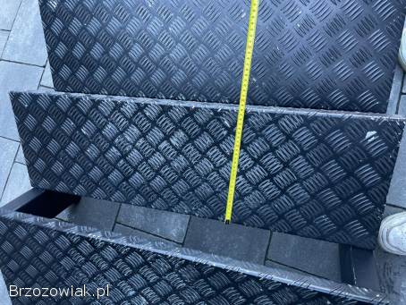 Schody z grubej stali czarne