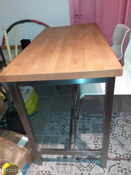 Stół barowy z dwoma hokerami