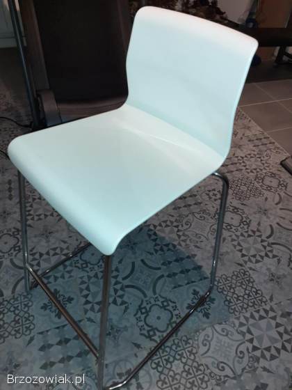 Stół barowy z dwoma hokerami