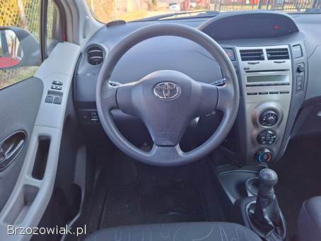 Toyota Yaris Benzyna 1.  0 2011
