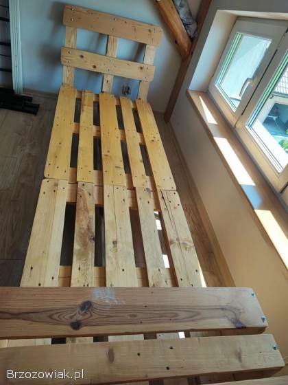 Łóżko z palet na kółkach szer 84