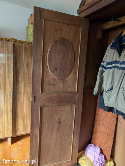 Szafa podworska z litego dębu polichromowana z I polowy XIX wieku