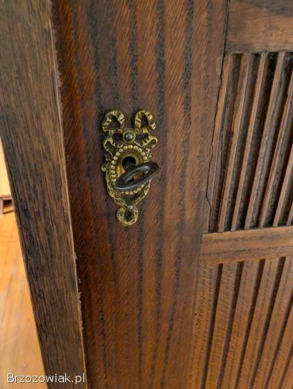 Szafa podworska z litego dębu polichromowana z I polowy XIX wieku