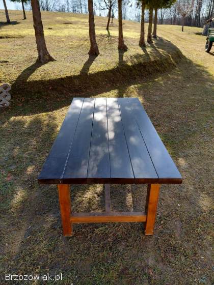 Stół ogrodowy.