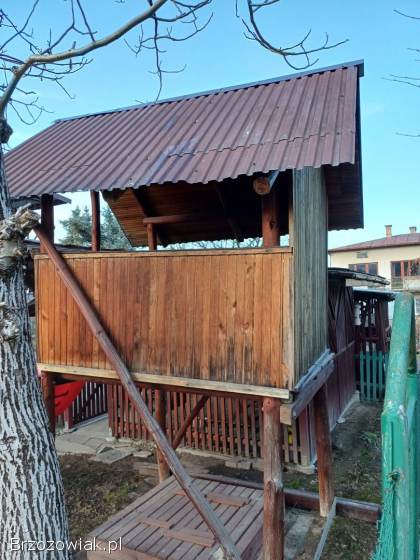 Drewniany domek ogrodowy dla dzieci ze zjeżdżalnią