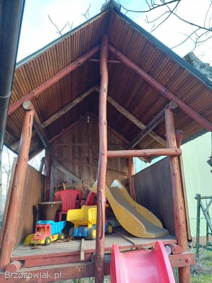 Drewniany domek ogrodowy dla dzieci ze zjeżdżalnią