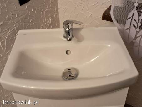 Nowa szafka łazienkowa z umywalką i baterią