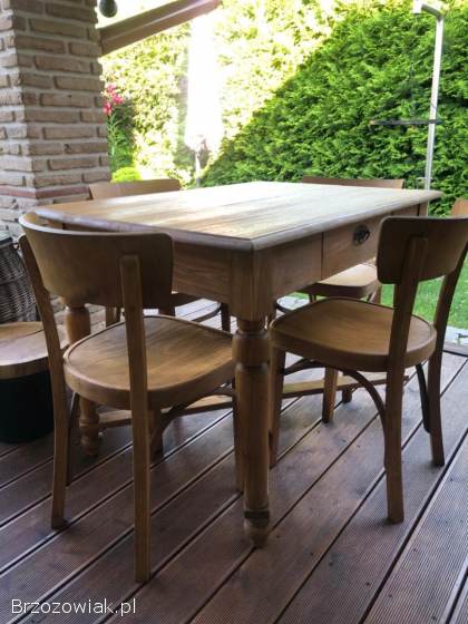 Stary stół z krzesłami