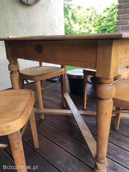 Stary stół z krzesłami
