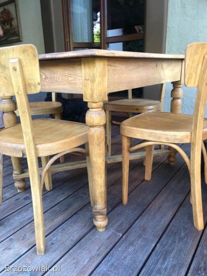 Stary stół z krzesłami