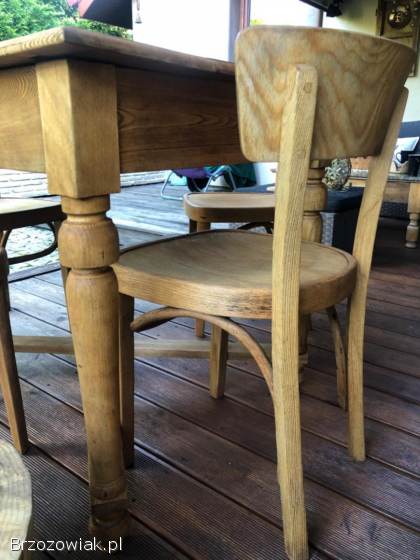 Stary stół z krzesłami