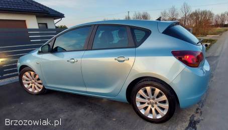 Opel Astra 1.  7CDTi Cosmo 2010
